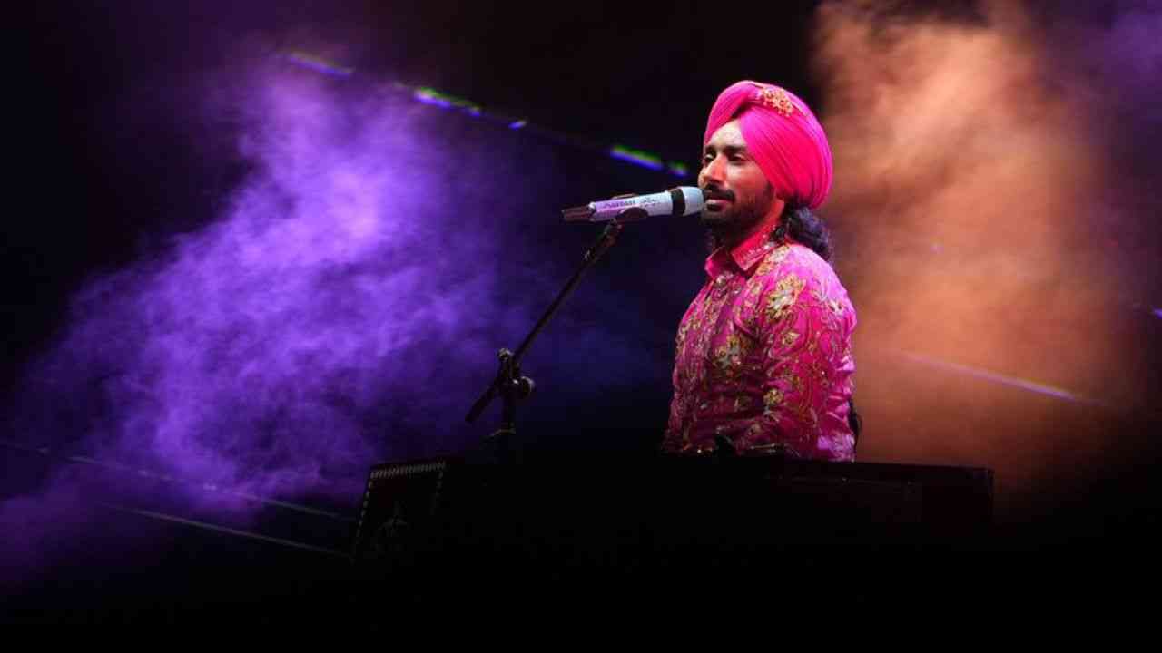 ਸਤਿੰਦਰ ਸਰਤਾਜ ਨੇ ਦਿੱਲੀ ‘ਚ ਹੋਏ ਸ਼ੋਅ ‘ਚ ਆਪਣੀ ਪਰਫਾਰਮੈਂਸ ਨਾਲ ਕੀਲੇ ਦਰਸ਼ਕ, 56 ਹਜ਼ਾਰ ਤੋਂ ਜ਼ਿਆਦਾ ਦੀ ਗਿਣਤੀ ‘ਚ ਪਹੁੰਚੇ ਸਰੋਤੇ